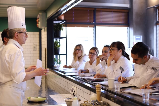 קורדון בלו מגיע לדנון בית הספר למצוינות קולינרית