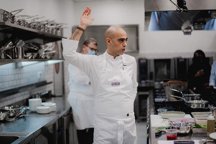 הלל תווקולי מרצה בבית ספר דנון