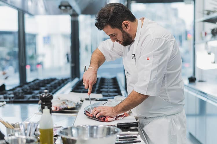 תומר טל מרצה בבית ספר דנון