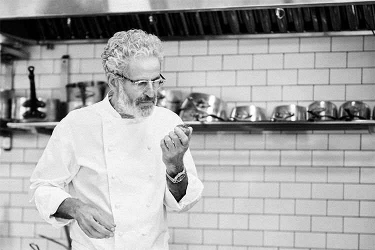 אייל שני בהדגמה לתלמידי בית הספר דנון